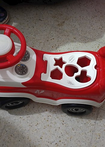 Kırmızı Oyuncak Araba - Görsel 2