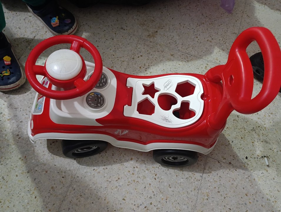 Kırmızı Oyuncak Araba - Görsel 2