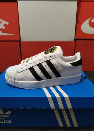 Adidas 36/44 arası bütün numaralar mevcuttur sınıfının en iyisidir