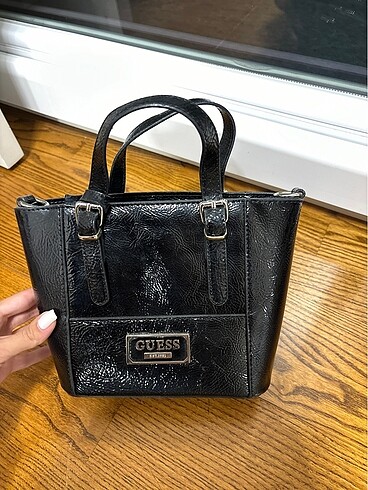 Guess Parlak deri çanta