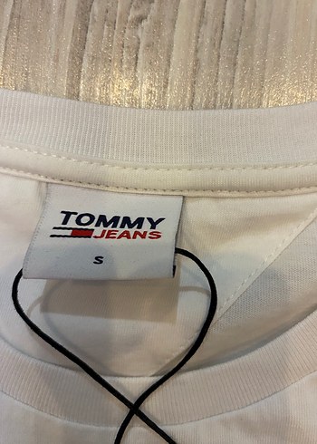 Tommy Hilfiger Beyaz Baskılı Kısa Kollu Tişört - Görsel 3