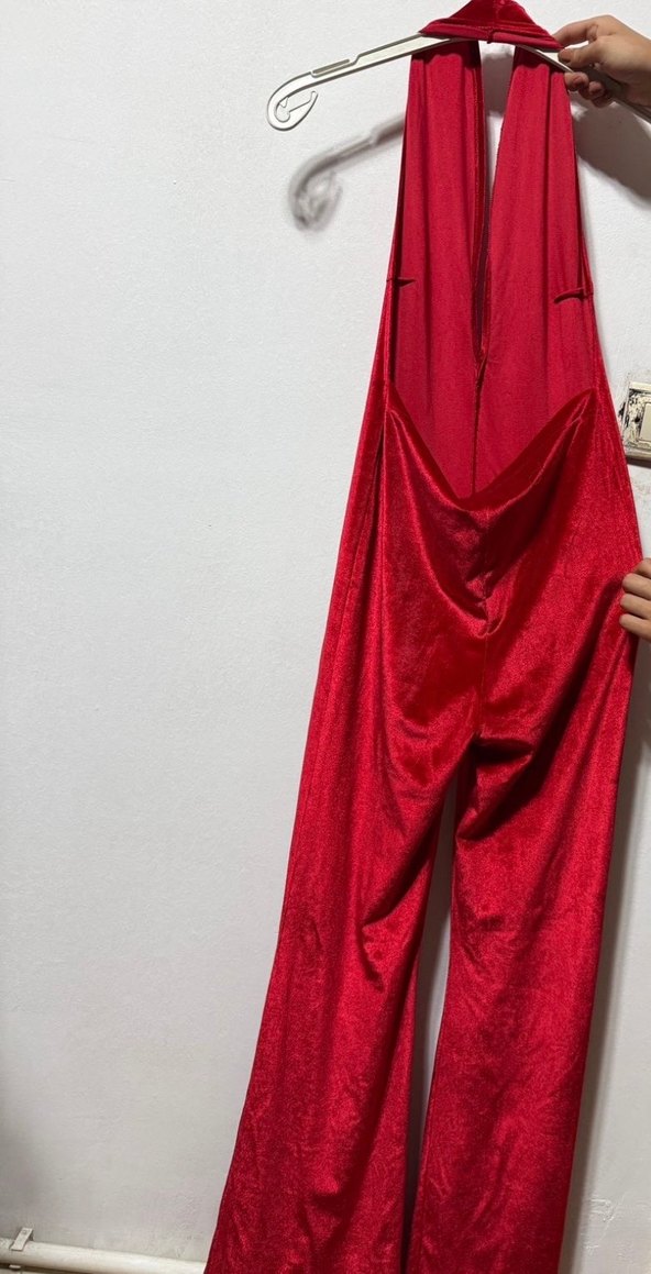 Kırmızı Parlak V Yakalı Kadın Tulum - Görsel 3