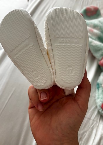 17 Beden beyaz Renk 2 adet bebek ayakkabı