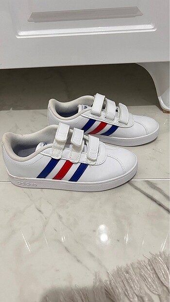 Orijinal adidas beyaz ayakkabı