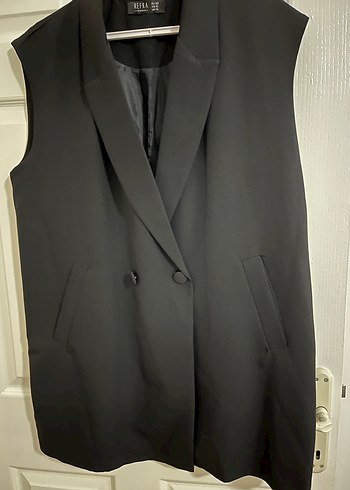 Refka Düğmeli Siyah Kolsuz Midi Blazer