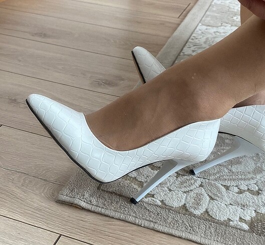 Beyaz stiletto ayakkabı