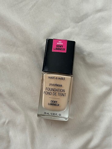 Wet n wild soft ivory dewy photofocus fondöten