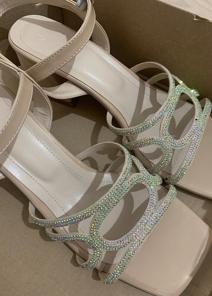 Krem rengi taşlı ayakkabı - Görsel 2