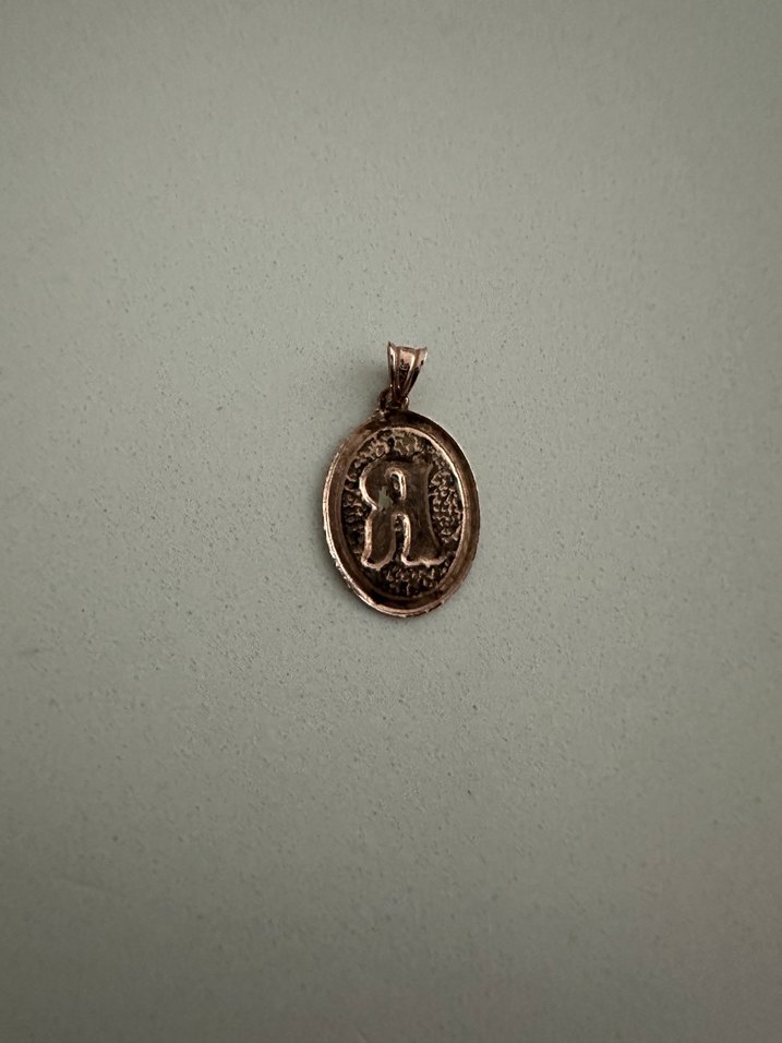 Zincir Detaylı Altın R Harfli Bohem Kolye Ucu - Görsel 2