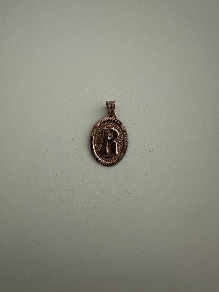 Zincir Detaylı Altın R Harfli Bohem Kolye Ucu - Görsel 3