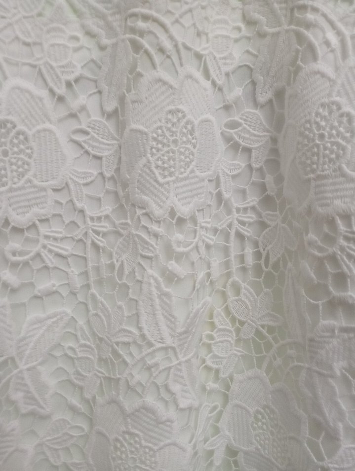 Dantel Detaylı Beyaz Kolsuz Bluz - Görsel 2