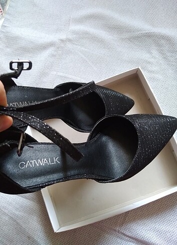 Catwalk Siyah Simli Topuklu Ayakkabı