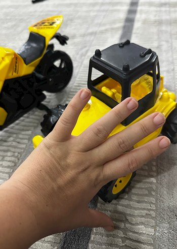 Sarı Oyuncak Motorsiklet ve İş Makinesi - Görsel 3