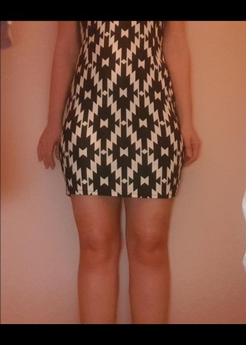 V Yaka Siyah Beyaz Kısa Elbise - Görsel 4