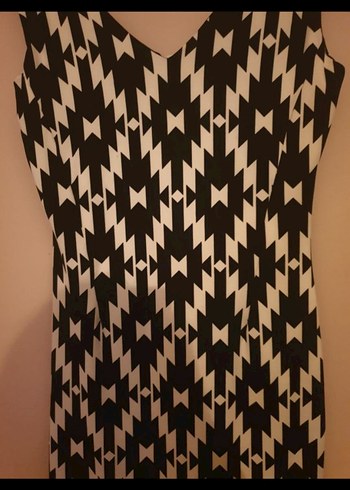 V Yaka Siyah Beyaz Kısa Elbise - Görsel 3