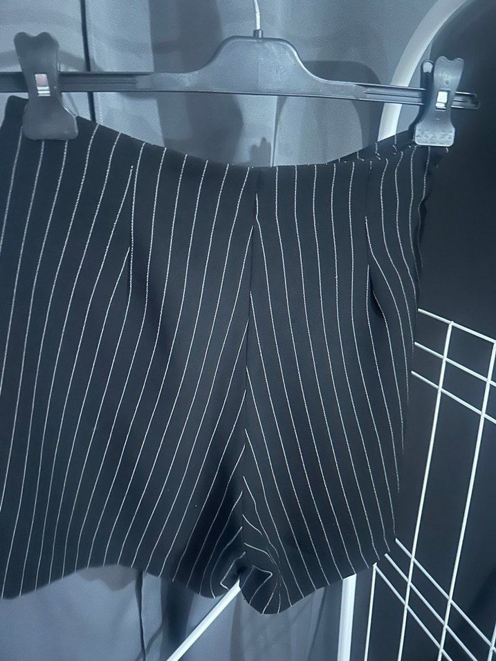 Düğmeli Siyah Çizgili Mini Etek - Görsel 4