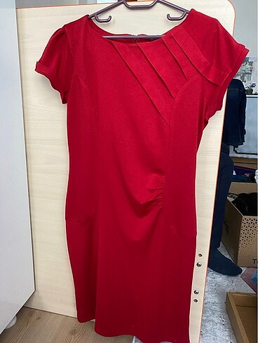 Kırmızı yarım kollu elbise