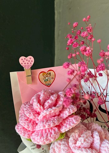  Pembe El Yapımı Örgü Çiçek Buketi