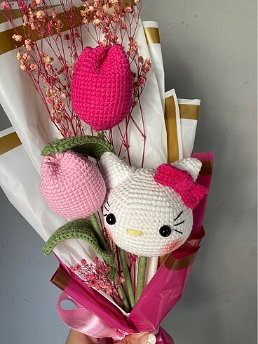 Hello kitty solmayan çiçek buketi