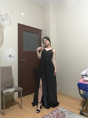 Yırtmaçlı simli elbise
