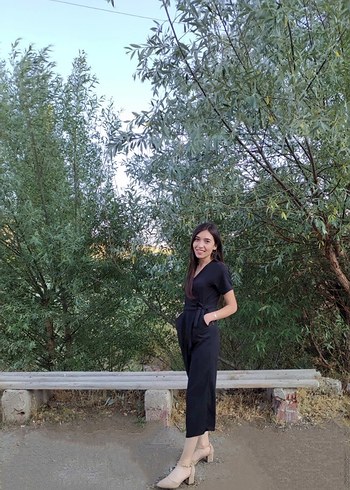 Siyah V Yaka Kısa Kollu Uzun Tulum - Görsel 4