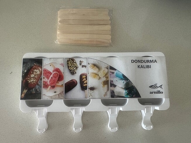 Dondurma kalıbı ve çubuklar