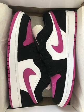 NIKE AIR JORDAN 1 LOW