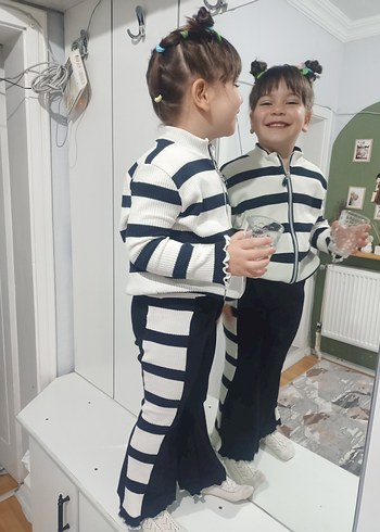 Kızlar için Zebra Desenli Triko Takım - Görsel 3