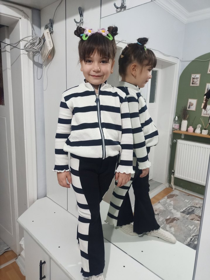 Kızlar için Zebra Desenli Triko Takım - Görsel 2
