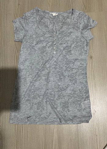 Düğmeli V Yaka Gri Kadın Tişört - Görsel 2