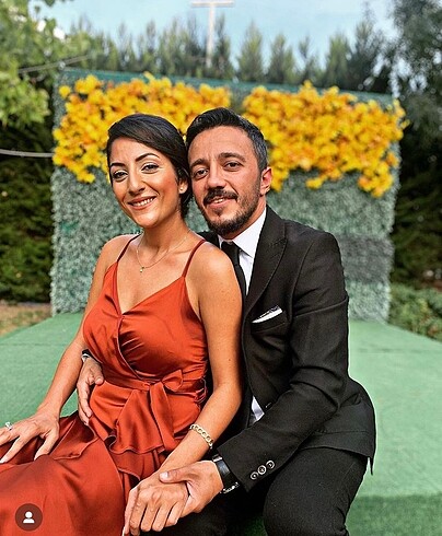 Yırtmaçlı saten gece elbisesi
