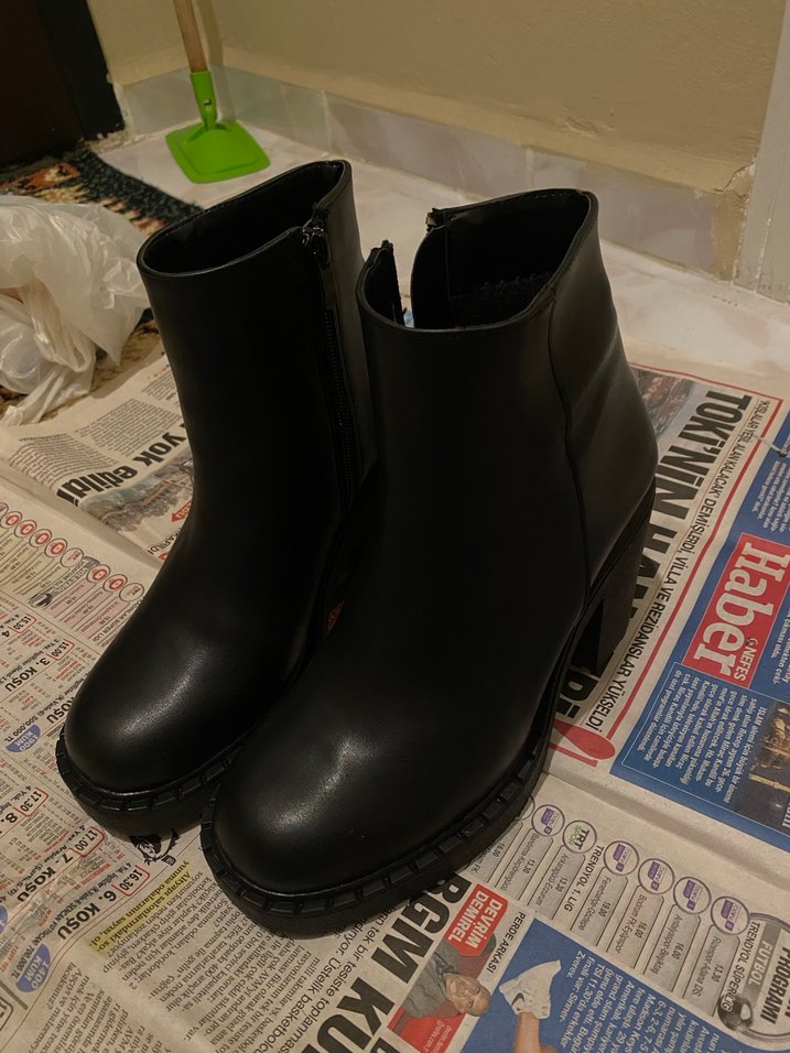 Siyah Deri Fermuarlı Blok Topuklu Bot - Görsel 3