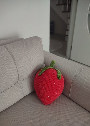 Beden Kırmızı Çilek Yastık