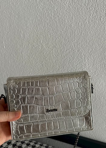 Zincir Detaylı Beyaz Deri Yılan Desenli Çanta - Görsel 2