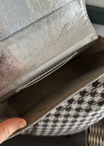 Zincir Detaylı Beyaz Deri Yılan Desenli Çanta - Görsel 3