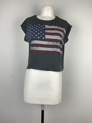 Pull and Bear T-shirt %70 İndirimli.