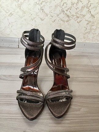 Gümüş topuklu ayakkabı
