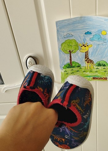 Çocuklar için Renkli Baskılı Kaydırmaz Terlik - Görsel 3