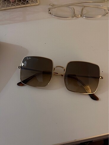 RAY BAN