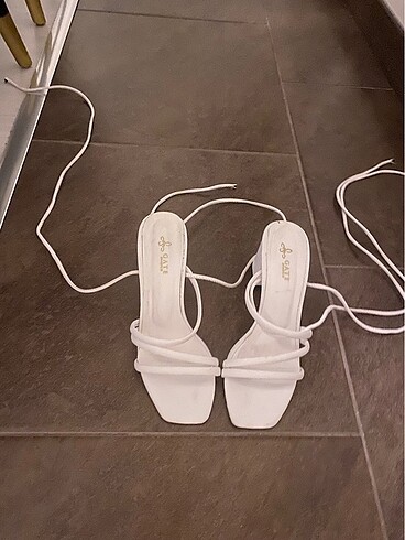 Beyaz topuklu sandalet