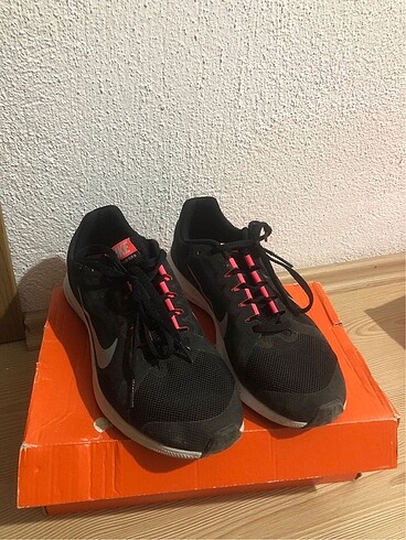 Nike siyah spor ayakkabı pembe