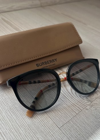 Burberry Bej Kılıflı Siyah Kadın Gözlüğü