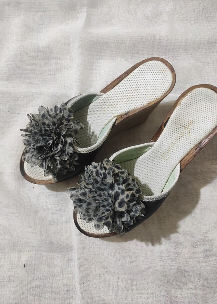 Dolgu topuklu siyah figürlü terlik - Görsel 2