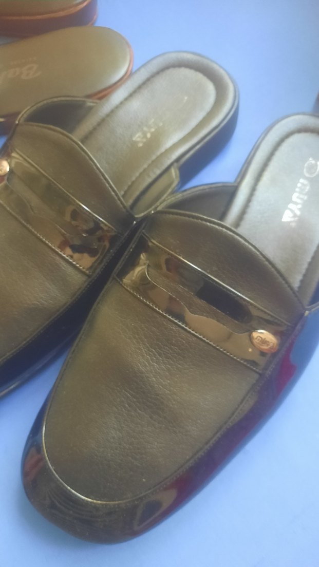 muya damatSiyah Parlak Tokalı Terlik - Görsel 4