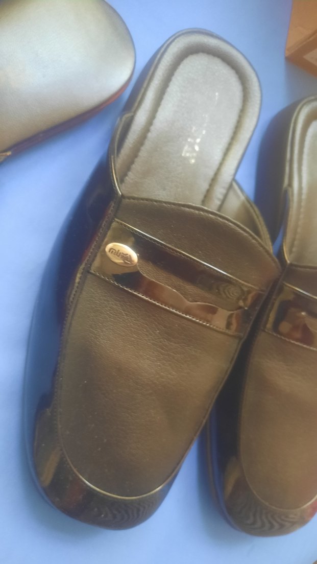 muya damatSiyah Parlak Tokalı Terlik - Görsel 3