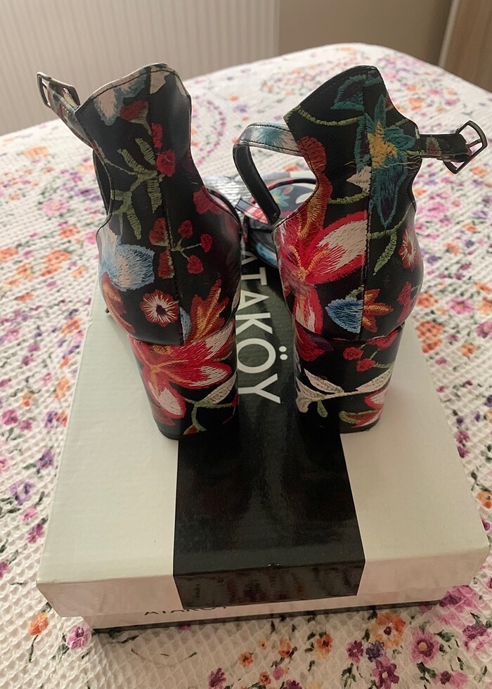 Çiçek Desenli Şerit Topuklu Ayakkabı - Görsel 4