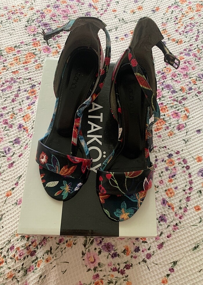 Çiçek Desenli Şerit Topuklu Ayakkabı - Görsel 3