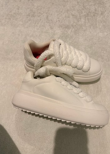 Beyaz Peluş Detaylı Stiletto Topuklu Kadın Spor Ayakkabı - Görsel 2