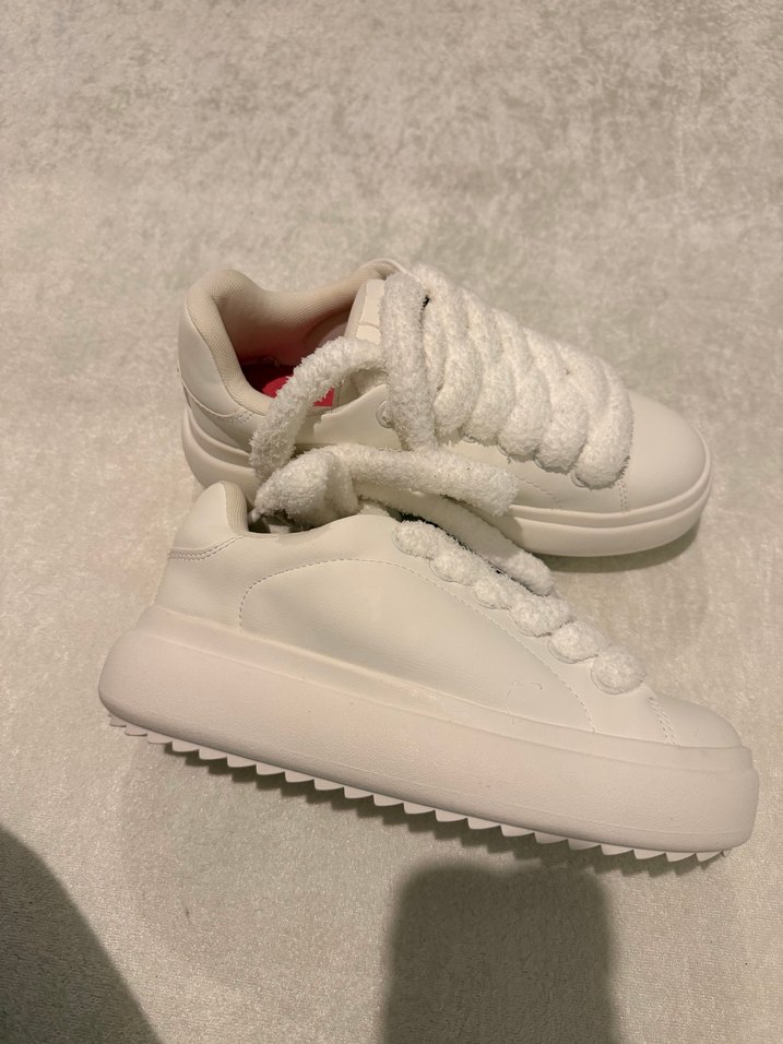 Beyaz Peluş Detaylı Stiletto Topuklu Kadın Spor Ayakkabı - Görsel 2