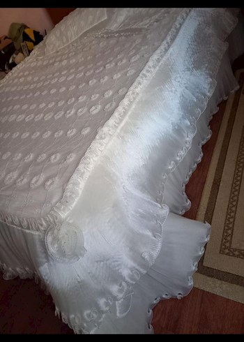 İşlemeli Beyaz Parlak Yatak Örtüsü - Görsel 2